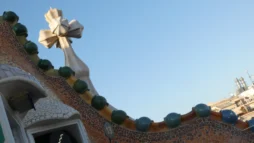 barcelona gaudi catalan modernism city casa batlo rooftop dragon saint joris cross