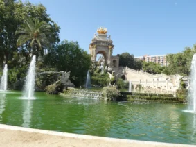 barcelona cuitat park city view water fountain